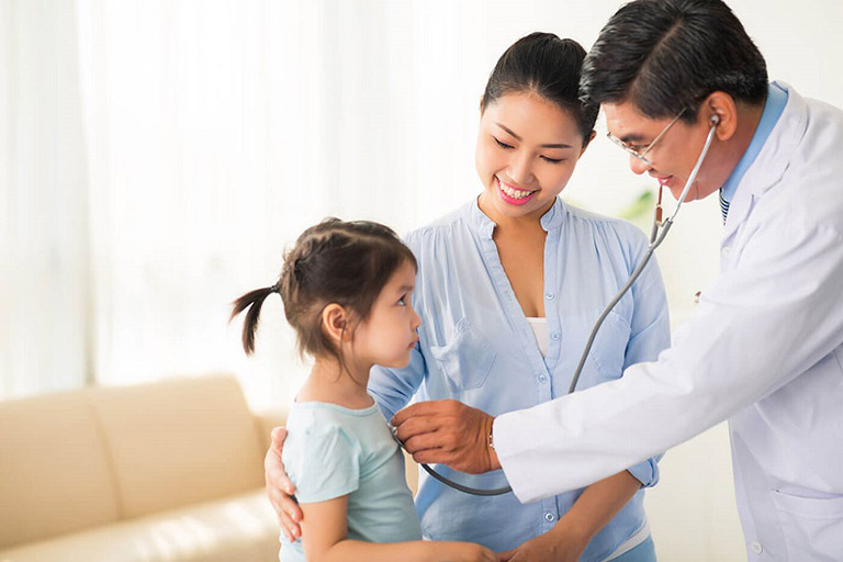 Trẻ hay ốm kèm chậm tăng cân khó thở hoặc mệt nhiều cần được đưa đi khám sớm