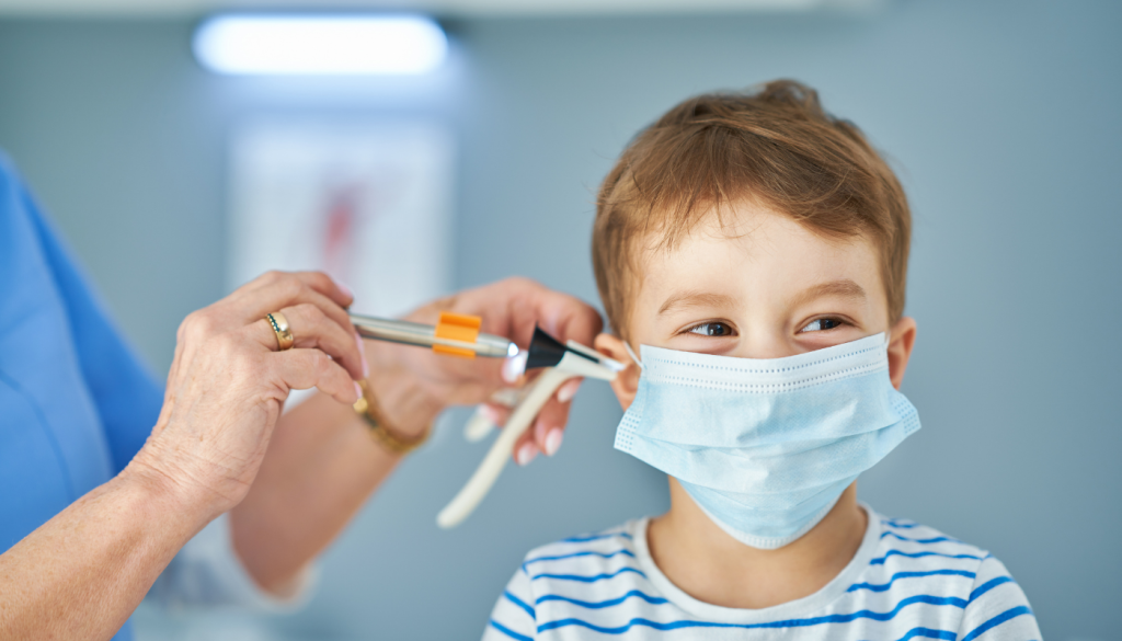 Trẻ ù tai kèm đau tai, sốt, chảy dịch hoặc nghe kém cần được đưa đi khám sớm
