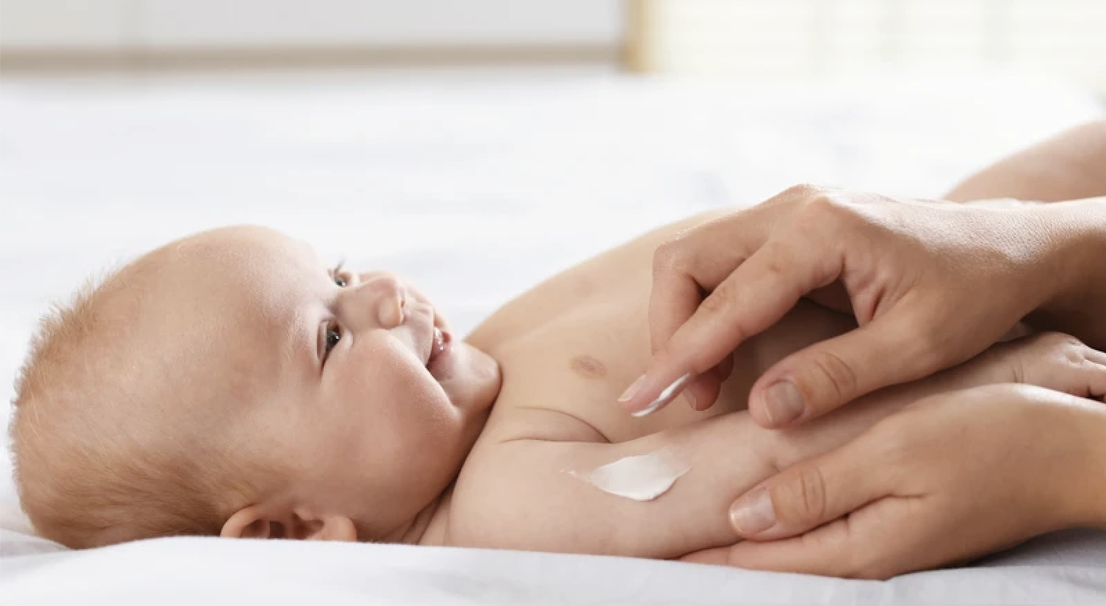 Dưỡng ẩm đều đặn giúp phục hồi hàng rào bảo vệ da và giảm ngứa ở trẻ bị chàm