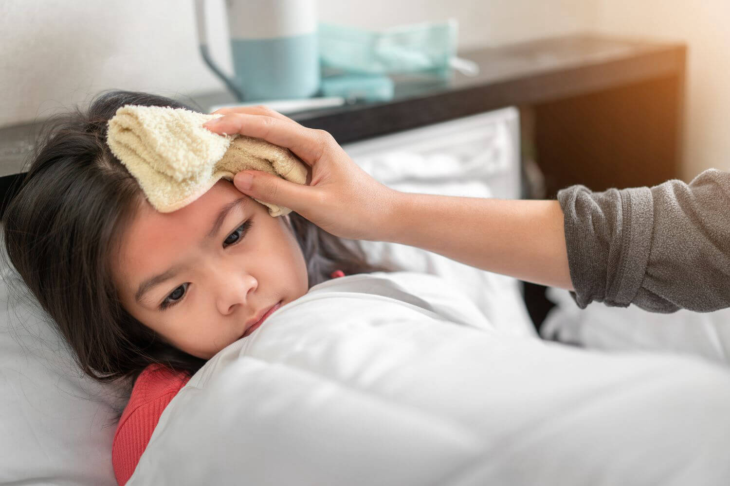 Hạ sốt đúng cách bằng mặc thoáng, lau ấm và bù nước giúp cơ thể thoát nhiệt an toàn
