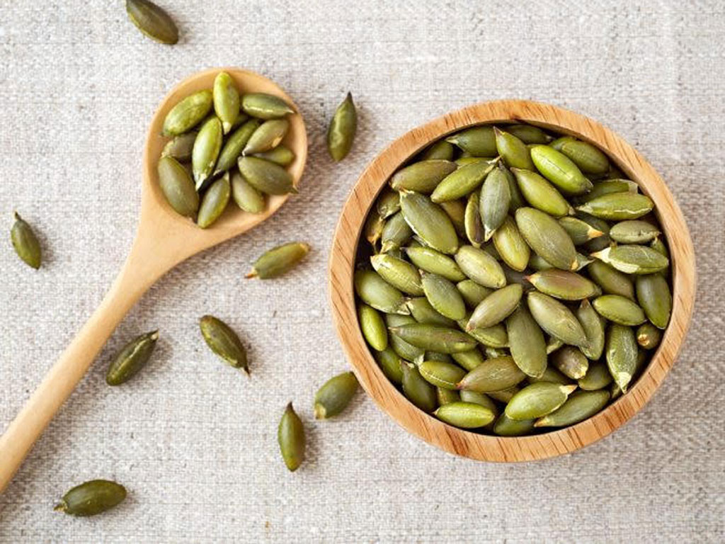 Hạt bí và hạt hướng dương giàu kẽm và vitamin E tốt cho miễn dịch