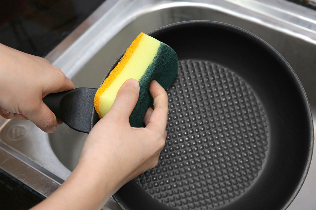 Miếng rửa chén và khăn lau bếp cần được giặt sạch, phơi khô để hạn chế vi khuẩn tích tụ trong nhà