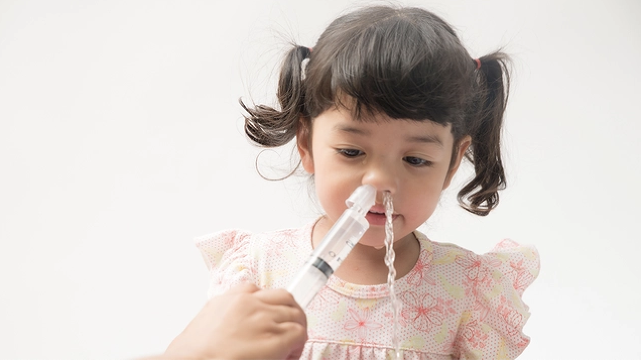 Nước mũi trong kèm hắt hơi và ngứa mũi thường gợi ý viêm mũi dị ứng hoặc kích ứng đường hô hấp