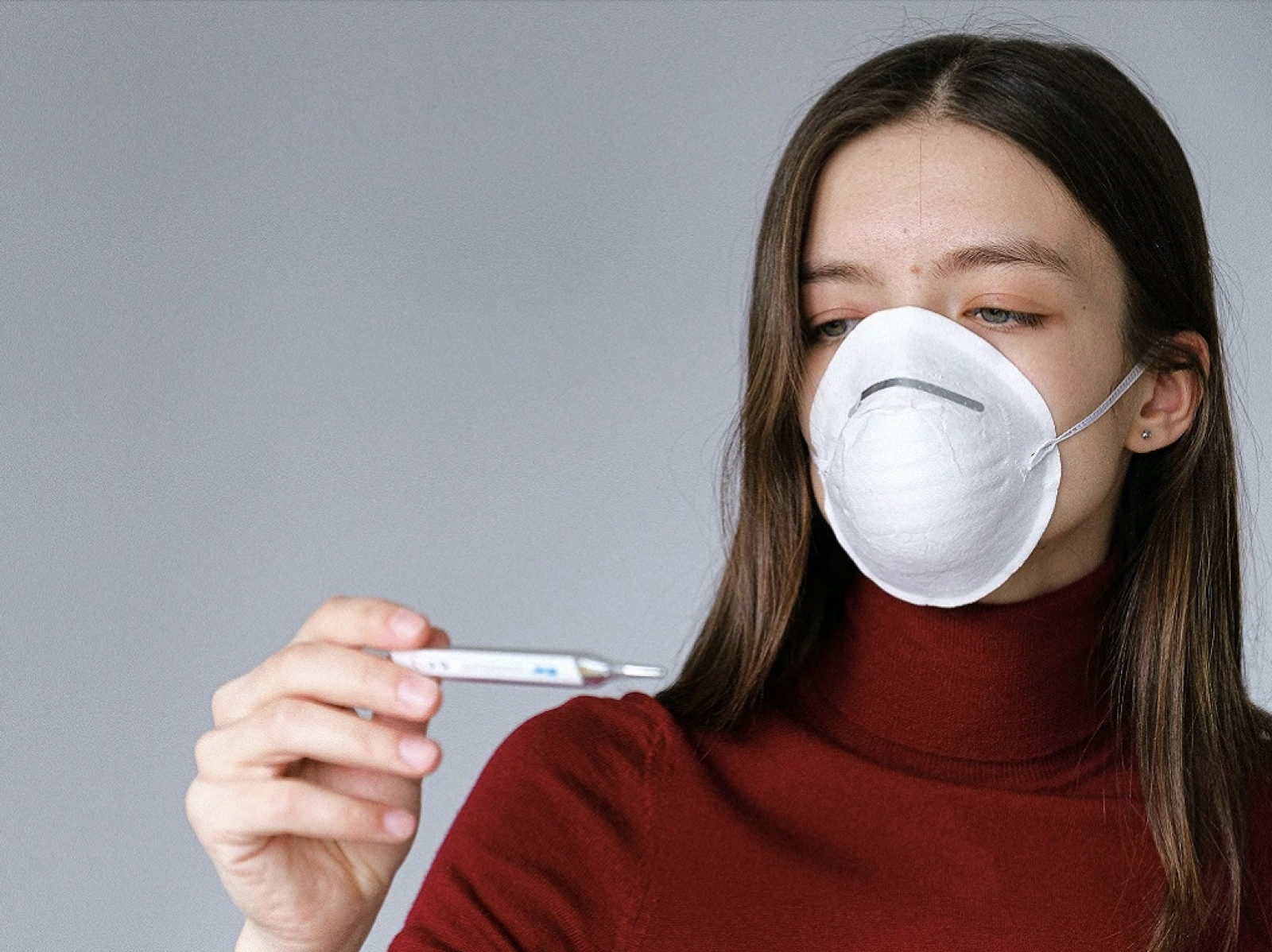 Sốt cao chân tay lạnh cần được theo dõi toàn trạng để phát hiện sớm dấu hiệu nguy hiểm