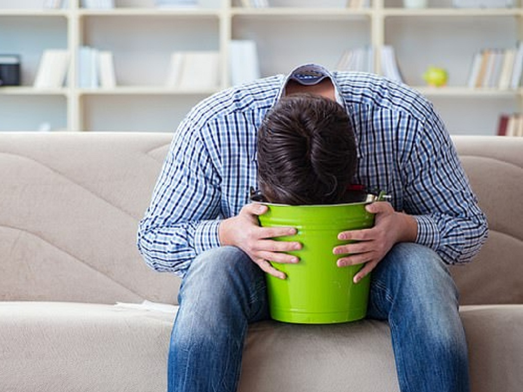 Sốt xuất huyết cần được đi khám sớm khi có đau bụng, nôn nhiều, chảy máu hoặc tay chân lạnh