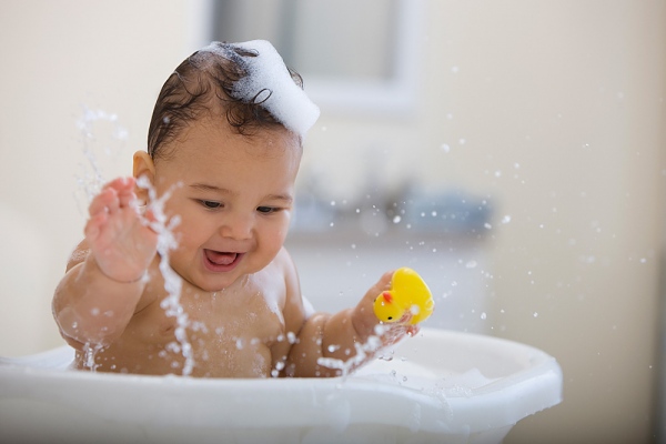 Tắm nước quá nóng có thể gây khô da và kích ứng da ở trẻ nhỏ
