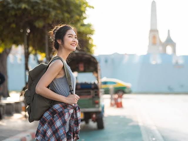 Uống đủ nước, ăn đủ chất xơ và không nhịn đi ngoài giúp hạn chế táo bón khi đi xa