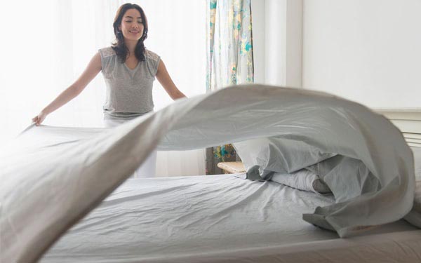 Thay vỏ gối và giặt ga giường định kỳ giúp hạn chế dầu thừa, bụi bẩn và vi khuẩn tiếp xúc với da