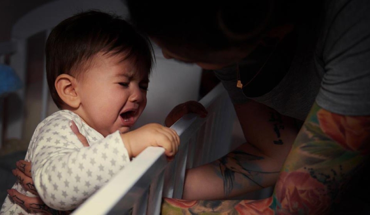 Trẻ bị nghẹt mũi gây khó bú, khó ngủ và quấy khóc nhiều hơn