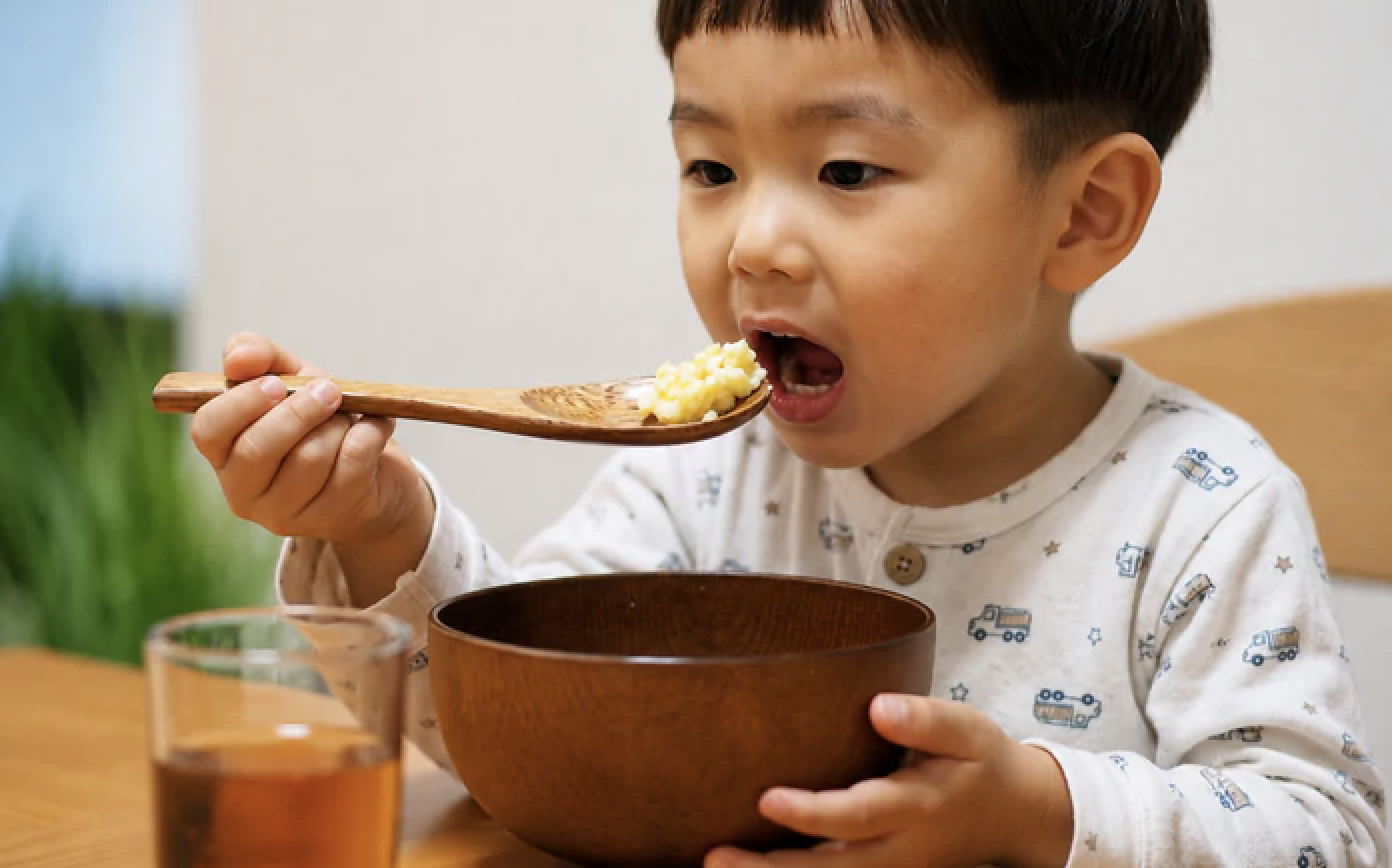 Uống sữa quá gần bữa chính có thể khiến trẻ ăn ít hơn