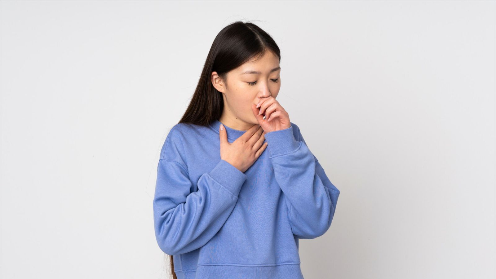 Triệu chứng nhiễm trùng đường hô hấp trên gồm ho, sổ mũi, đau họng, sốt nhẹ