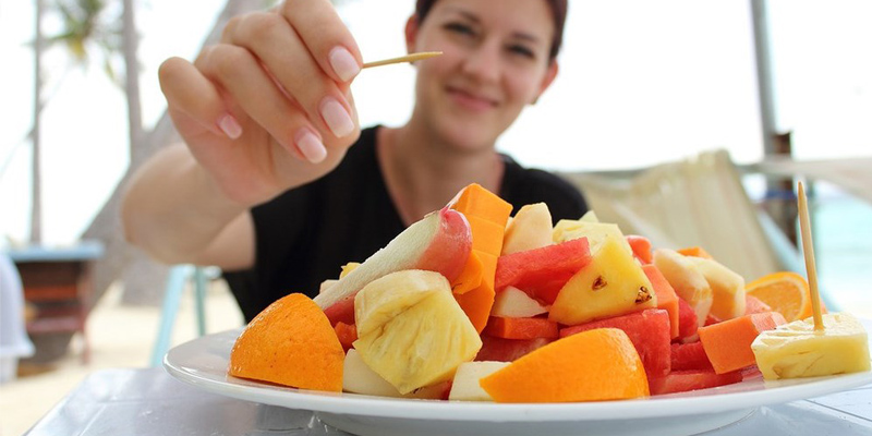 Uống đủ nước và ăn thêm trái cây giúp phân mềm hơn và giảm nguy cơ táo bón khi đi xa