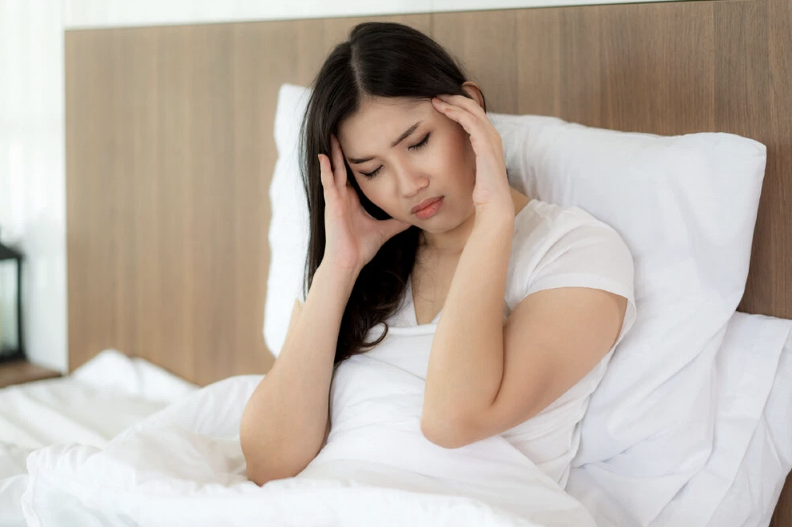 Viêm não mô cầu gây sốt cao và đau đầu dữ dội giai đoạn đầu